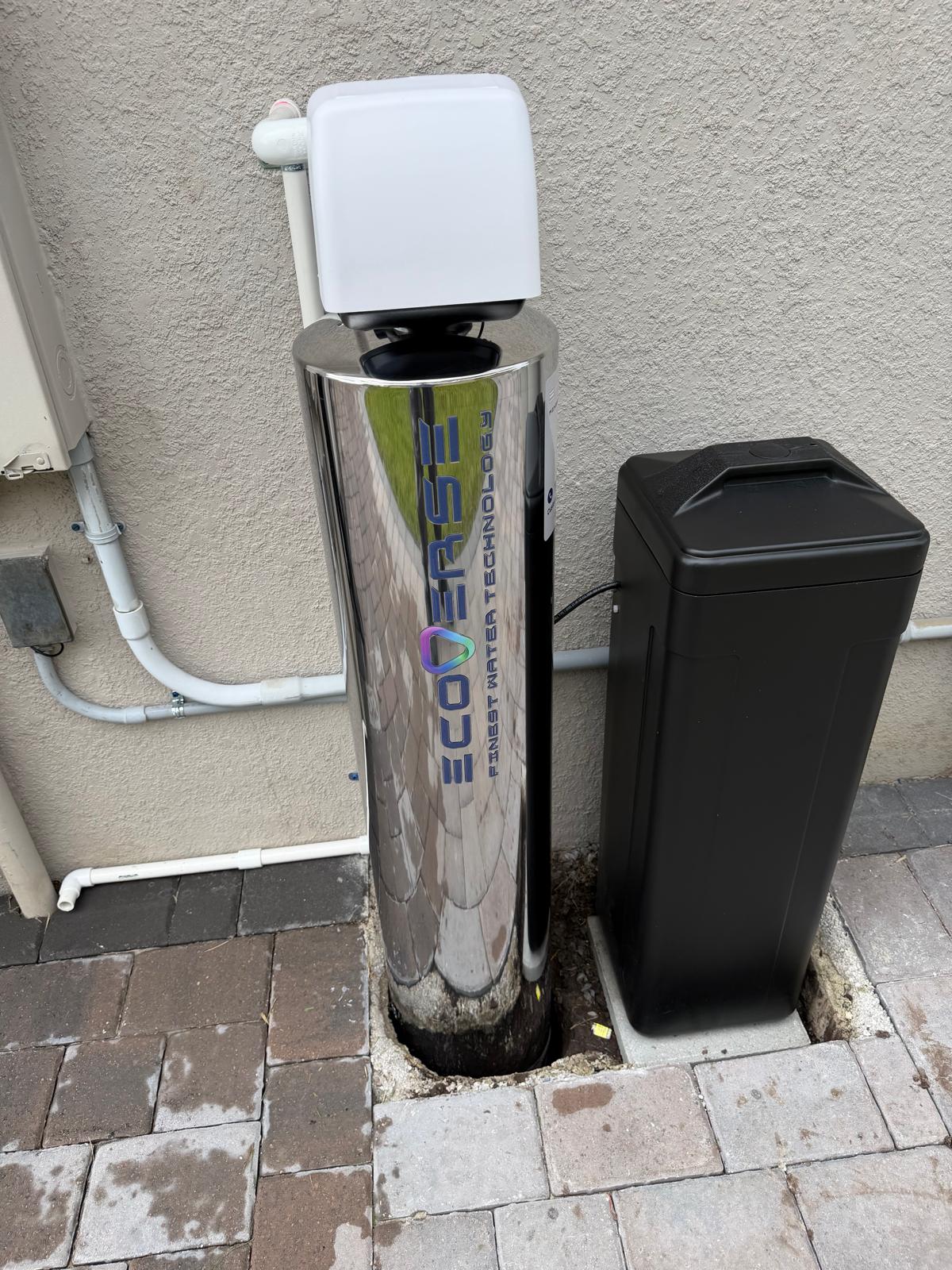 Sistema de tratamiento de agua EcoVerse instalado junto a una vivienda