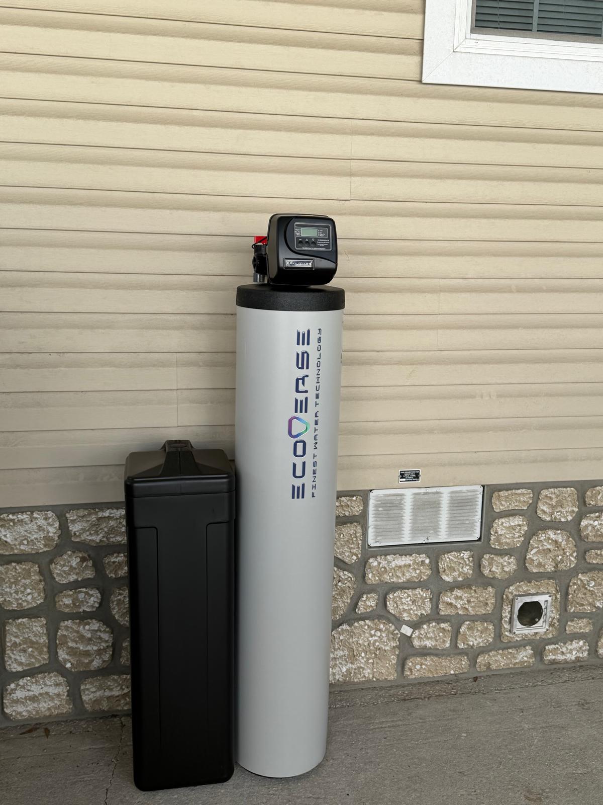 Sistema EcoVerse con tanque principal y depósito auxiliar instalado en el exterior